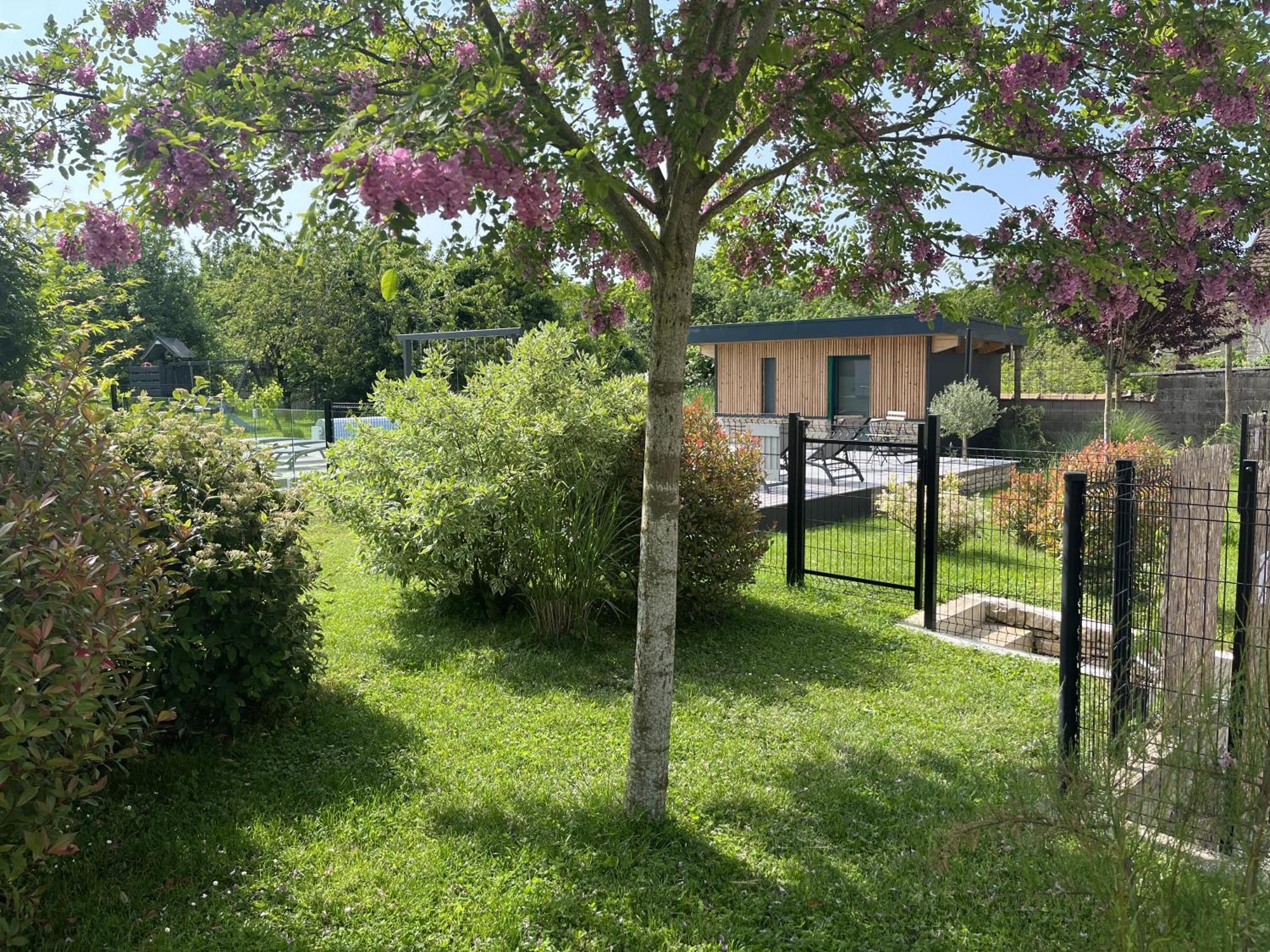 Appart-Hotel N 4 Calme Avec Terrasse, Wi-Fi Haut Debit, Petit-Dejeuner, Room-Service Et Parking Prive Chouzelot Exterior photo